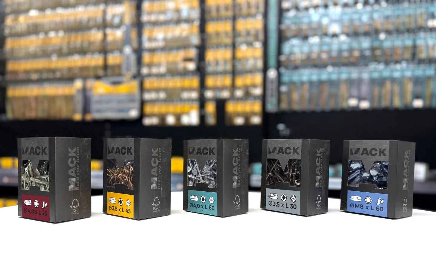 Nieuwe kleuren en een stijlvol kijkvenster in de vorm van de 'M' van MACK doorbreken de ouderwetse uitstraling in het bevestigings- en ijzerwarenschap.